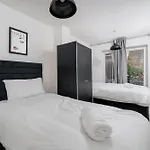 Canning Town 4 Bed Flat Sleeps 7- For Groups, Families And Contractors- With Free Parking